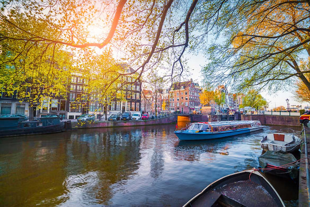 Amsterdam-Canal-Cruise-3.jpg