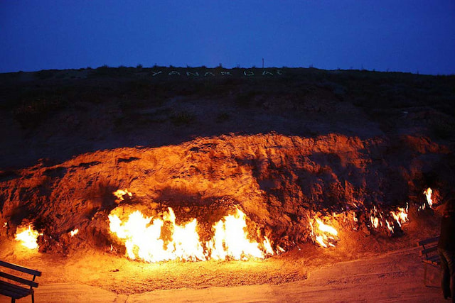 Yanar Dag Baku.jpg