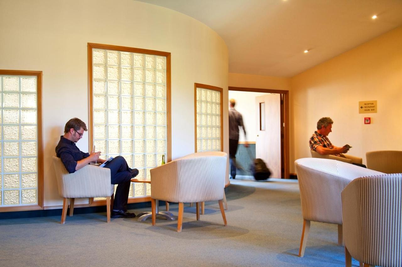 MacKenzie Country Inn - Lobby Area