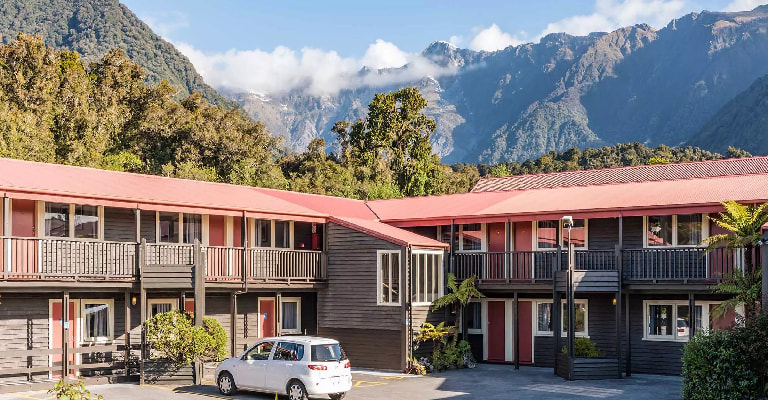 Heartland Hotel Glacier Country Exterior