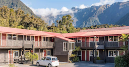 Heartland Hotel Glacier Country Exterior