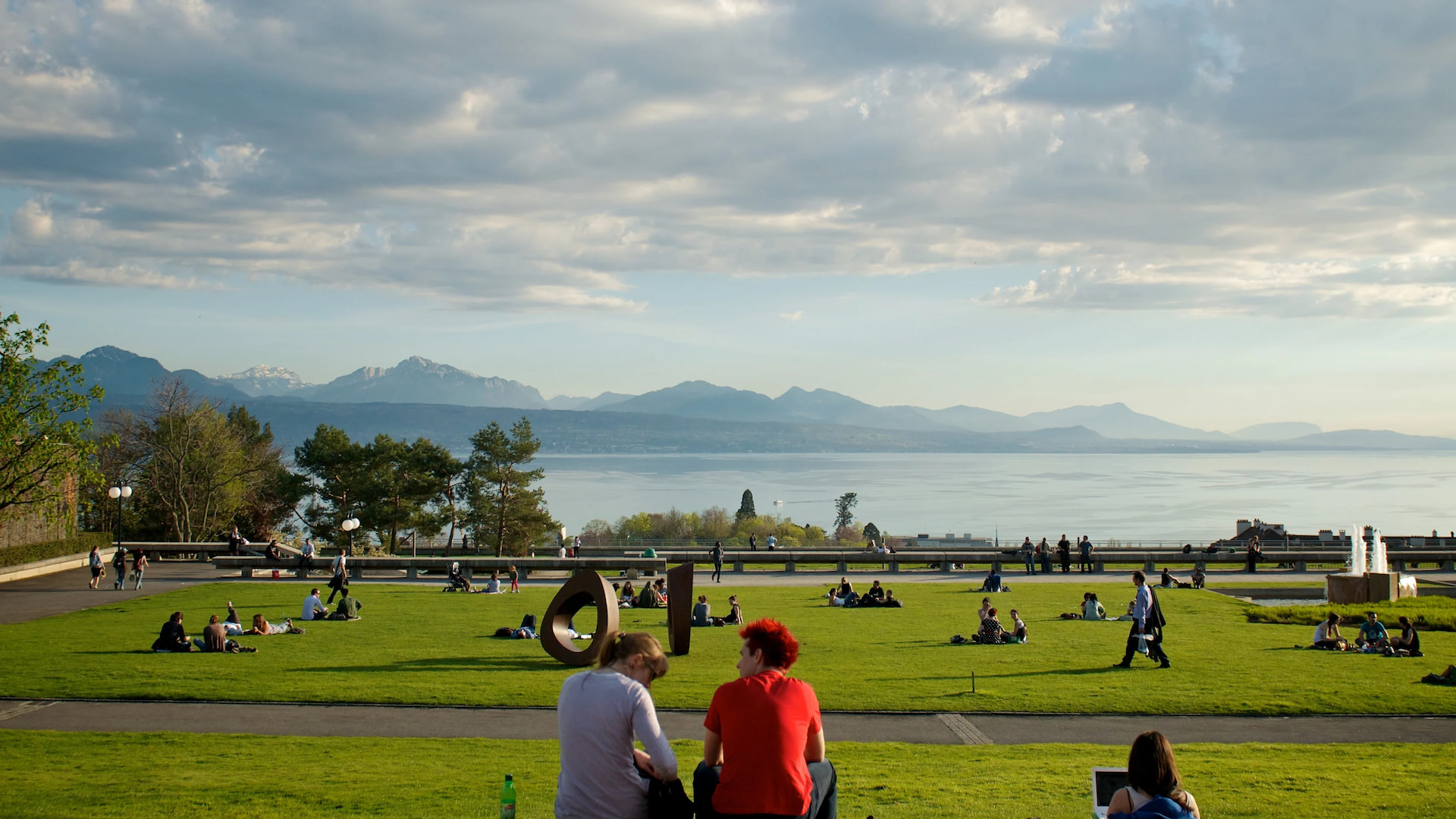 Lausanne Esplanade Montbenon Mano