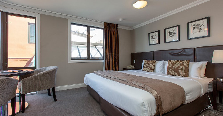  Oaks Shores Room