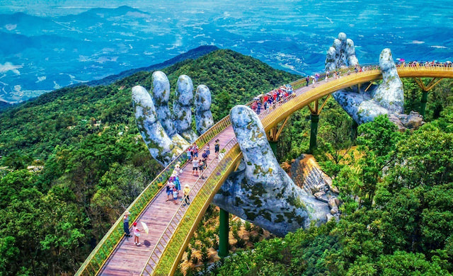 visit golden bridge da nang