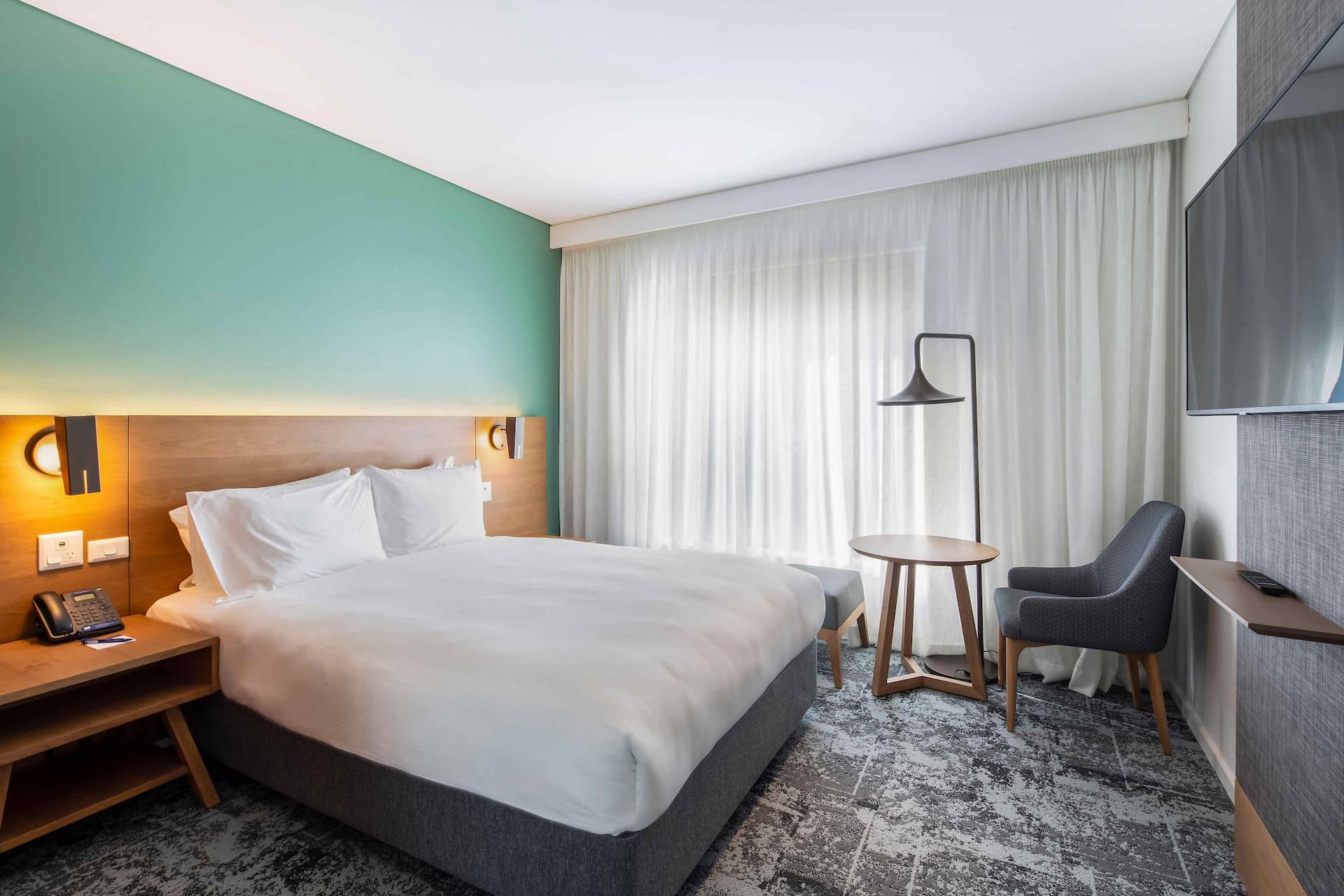 Holiday Inn Express & Suites Queenstown, an IHG Room