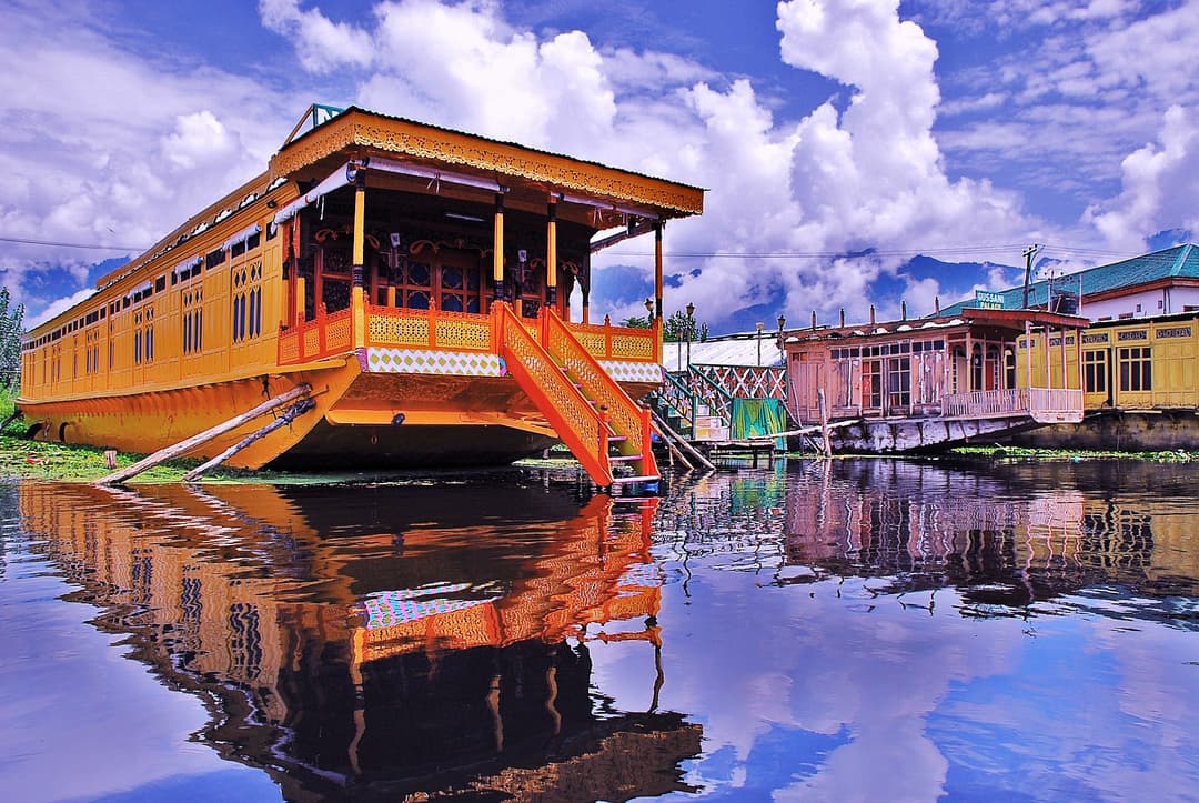 Stay in a gorgeous houseboat