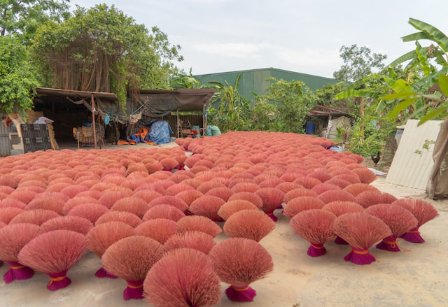Visit The Nado Poizokhang Incense Factory