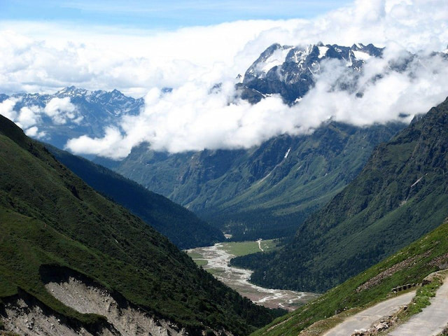 Yumthang Valley - Sikkim's Valley Of Flowers