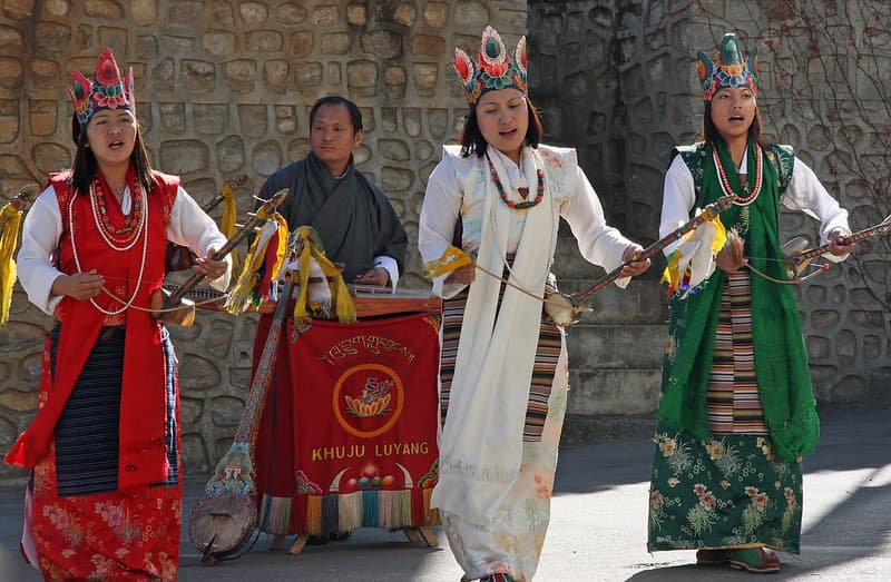 Enjoy A Live Performance Of Khuju Luyang