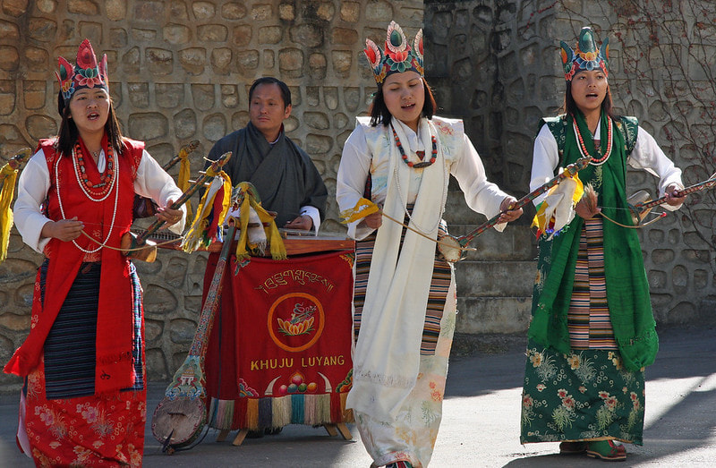 Enjoy A Live Performance Of Khuju Luyang