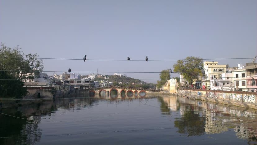 Go speed boating at Fatehsagar lake