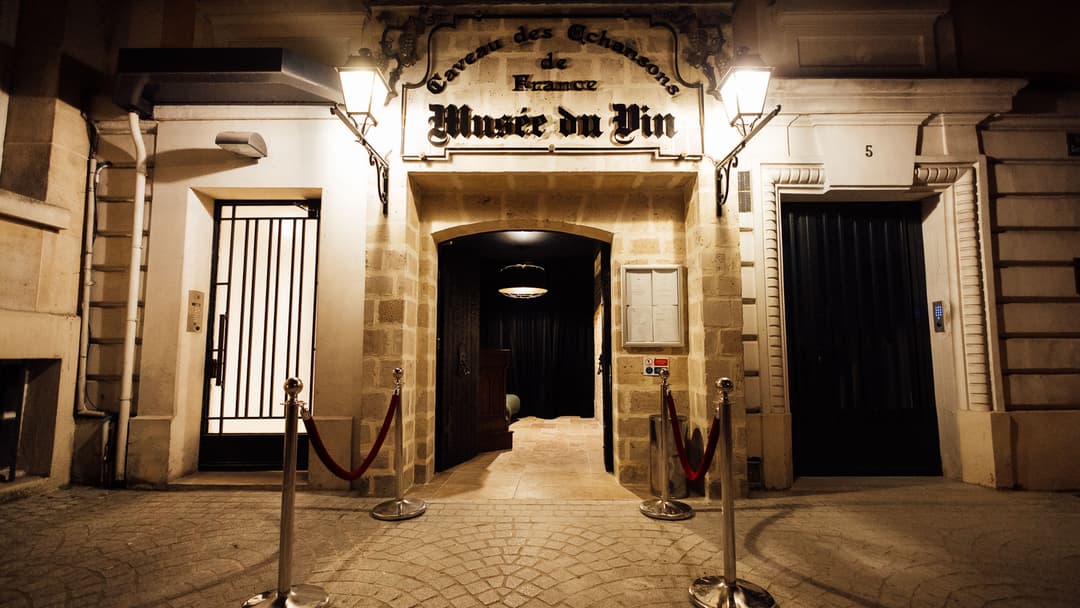 Learn about the wine history at 5 squares Charles Dickens