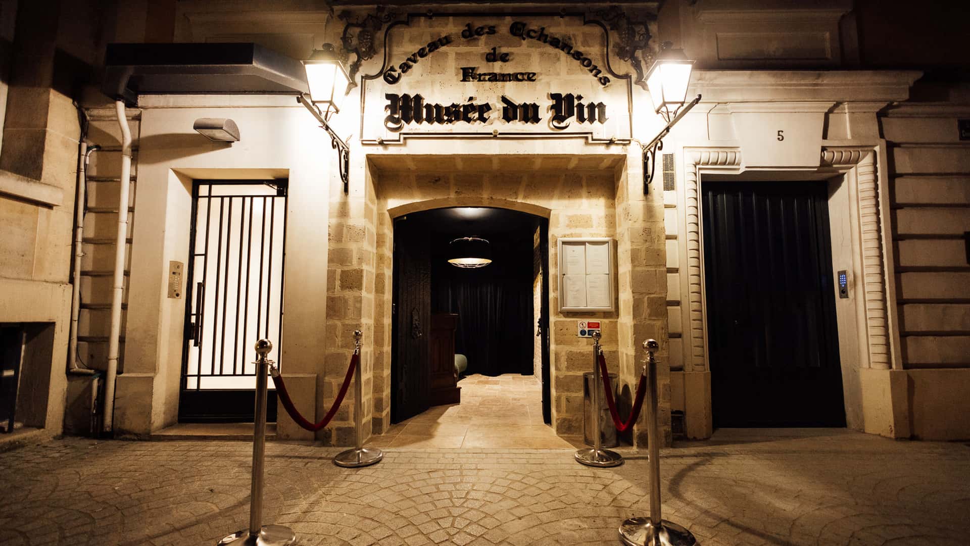 Learn about the wine history at 5 squares Charles Dickens in Switzerland - Paris