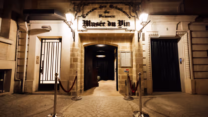 Learn about the wine history at 5 squares Charles Dickens