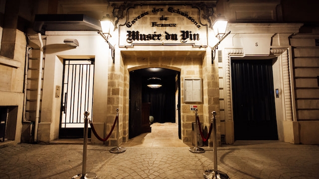 Learn about the wine history at 5 squares Charles Dickens