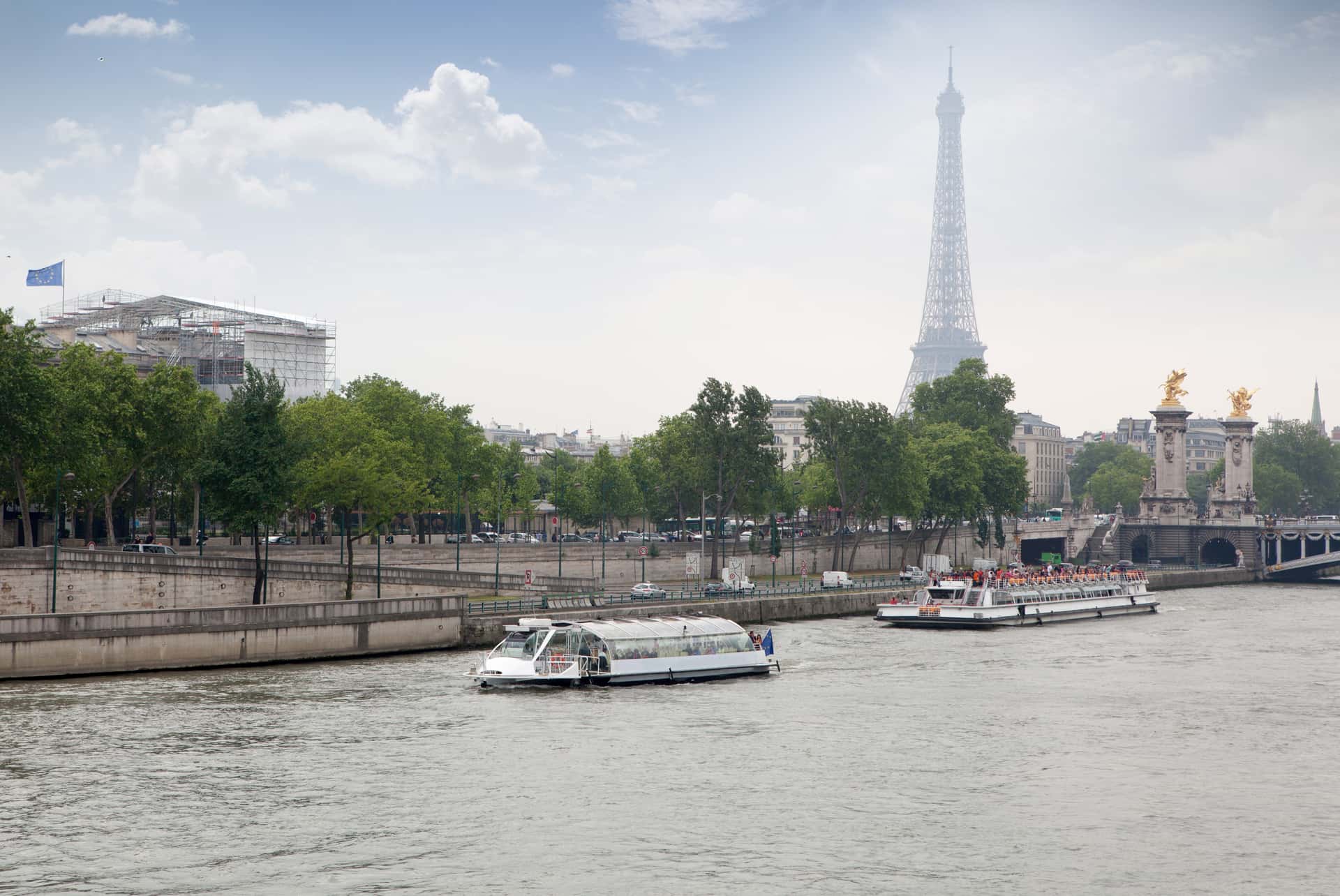 Take a boat tour of the Seine River in Switzerland - Paris