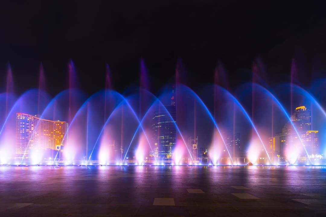 Soak in the beauty of the Bellagio fountains