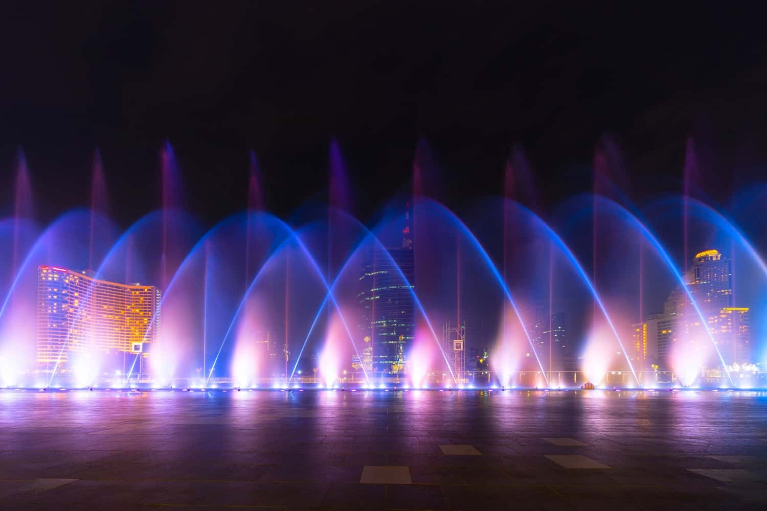 Soak in the beauty of the Bellagio fountains in Hawaii
