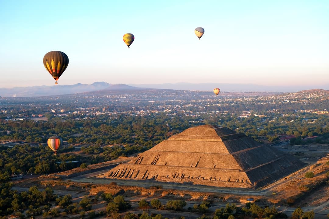 Take a balloon ride in Teotihuacán