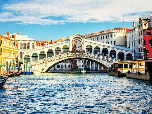 Walking tour of Island