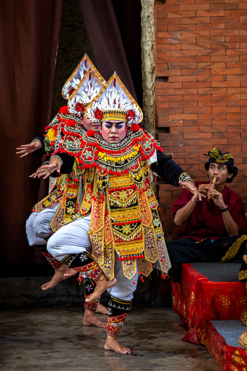 Watch The Traditional Kandyan Dancing