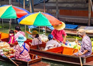 Exploring the Floating Markets in Thailand – A Unique Shopping Experience!